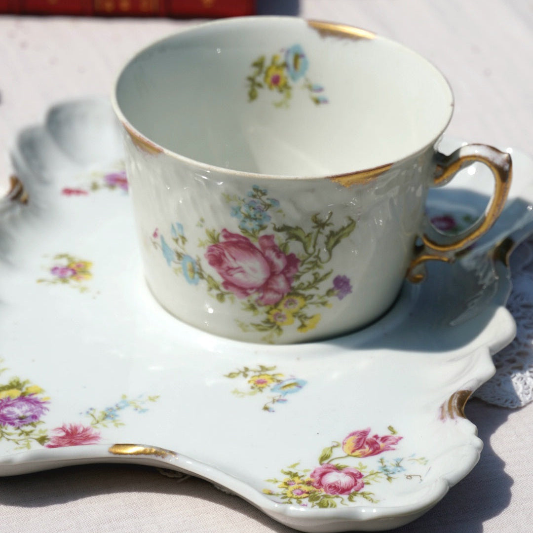 Grande tasse "Paulette" en porcelaine et sa grande sous-tasse fleuries et dorées