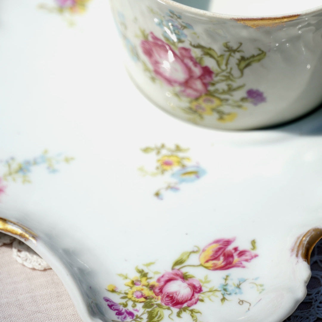 Grande tasse "Paulette" en porcelaine et sa grande sous-tasse fleuries et dorées