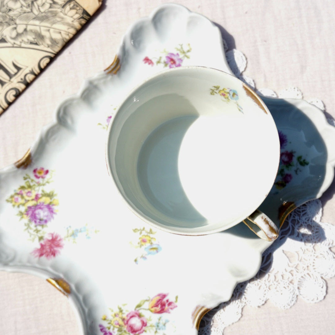 Grande tasse "Paulette" en porcelaine et sa grande sous-tasse fleuries et dorées