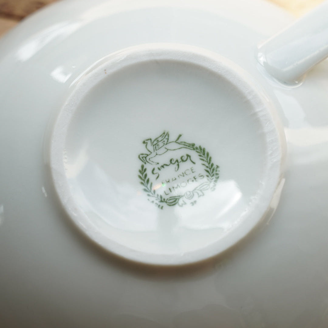 Grande tasse "Léonille" en porcelaine de Limoges blanche et dorée Singer