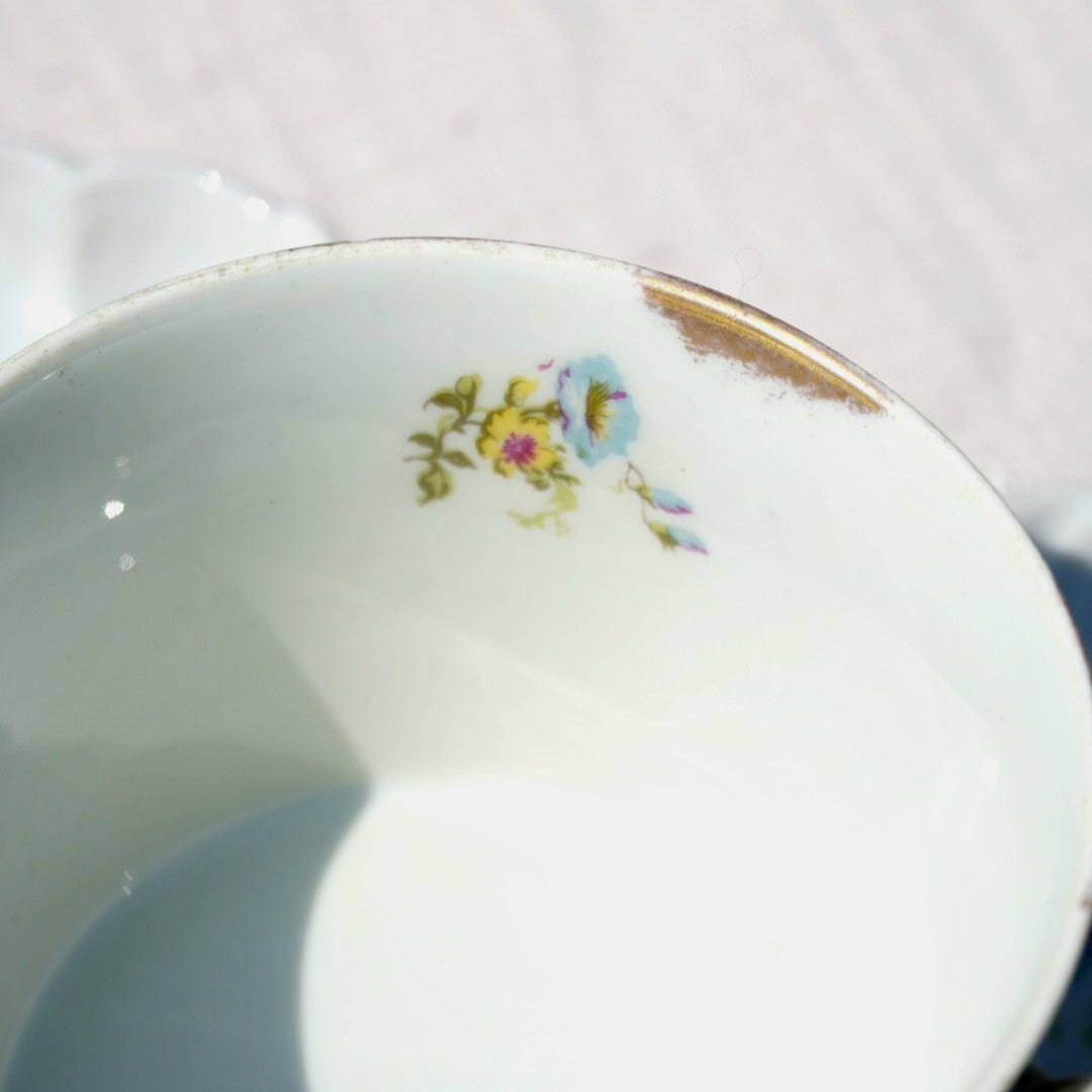 Grande tasse "Paulette" en porcelaine et sa grande sous-tasse fleuries et dorées