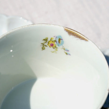 Grande tasse "Paulette" en porcelaine et sa grande sous-tasse fleuries et dorées
