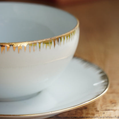 Grande tasse "Léonille" en porcelaine de Limoges blanche et dorée Singer