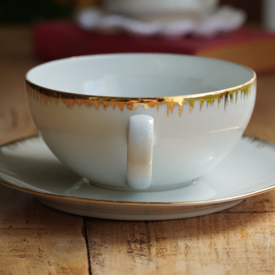 Grande tasse "Léonille" en porcelaine de Limoges blanche et dorée Singer
