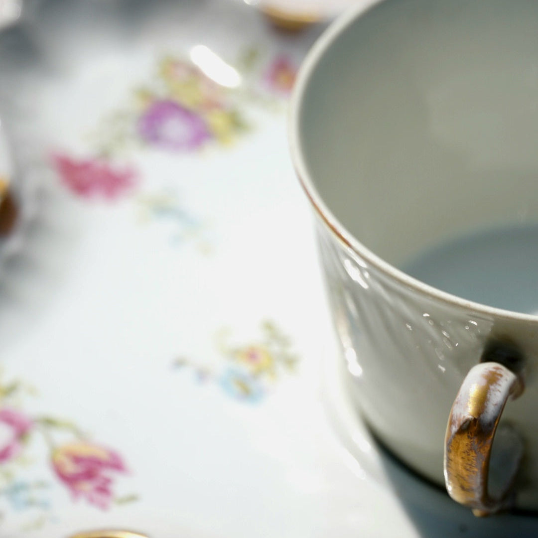 Grande tasse "Paulette" en porcelaine et sa grande sous-tasse fleuries et dorées