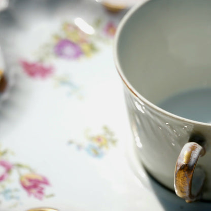 Grande tasse "Paulette" en porcelaine et sa grande sous-tasse fleuries et dorées