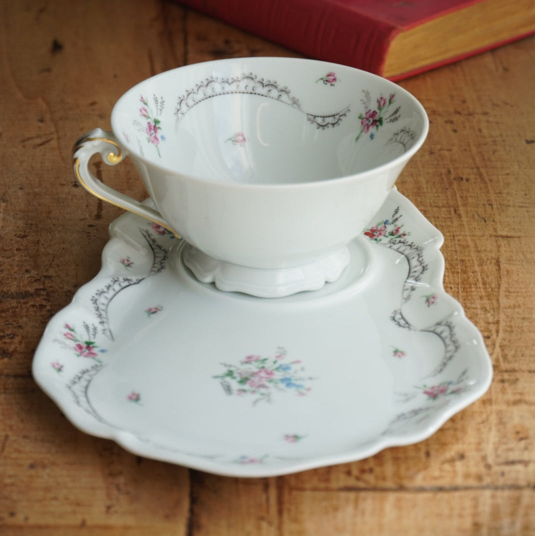 Grande tasse "Sergeline" et sa grande sous-tasse à gâteau en porcelaine fleurie de Limoges Ancienne manufacture Royale de Limoges