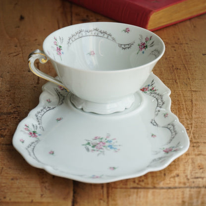 Grande tasse "Sergeline" et sa grande sous-tasse à gâteau en porcelaine fleurie de Limoges Ancienne manufacture Royale de Limoges