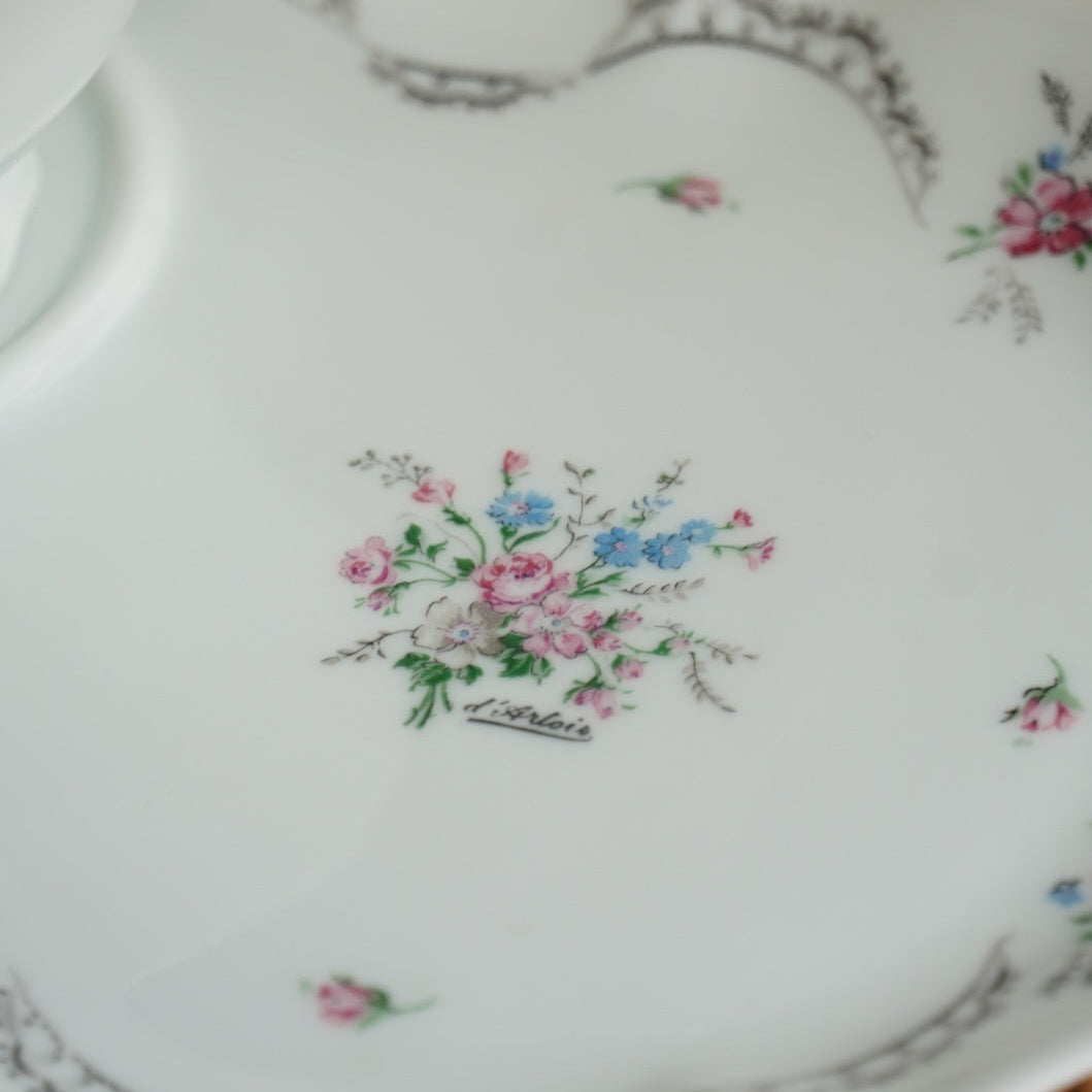 Grande tasse "Sergeline" et sa grande sous-tasse à gâteau en porcelaine fleurie de Limoges Ancienne manufacture Royale de Limoges