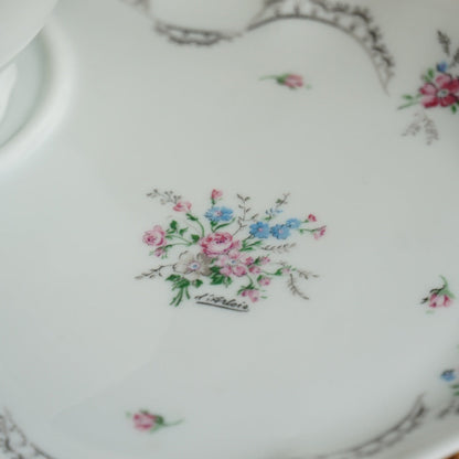 Grande tasse "Sergeline" et sa grande sous-tasse à gâteau en porcelaine fleurie de Limoges Ancienne manufacture Royale de Limoges
