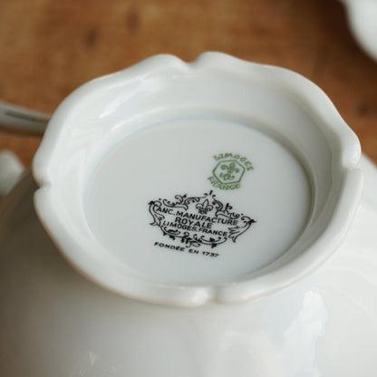 Grande tasse "Sergeline" et sa grande sous-tasse à gâteau en porcelaine fleurie de Limoges Ancienne manufacture Royale de Limoges
