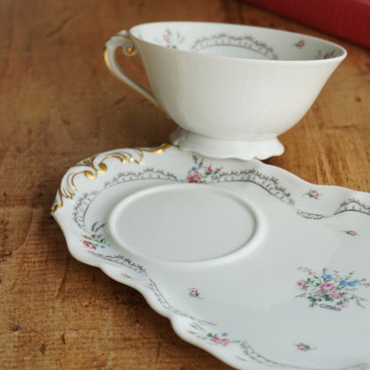Grande tasse "Sergeline" et sa grande sous-tasse à gâteau en porcelaine fleurie de Limoges Ancienne manufacture Royale de Limoges