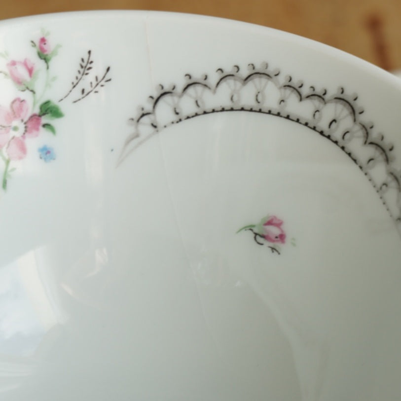 Grande tasse "Sergeline" et sa grande sous-tasse à gâteau en porcelaine fleurie de Limoges Ancienne manufacture Royale de Limoges