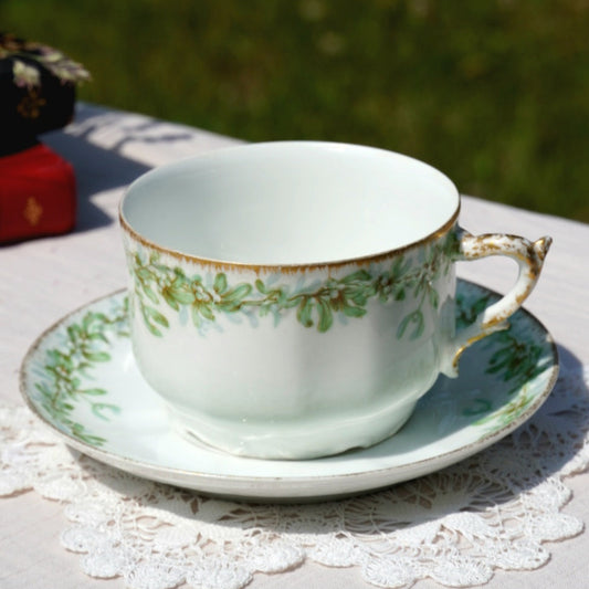 Grande tasse "Lilette" en porcelaine de Limoges dorée et aux motifs naturels