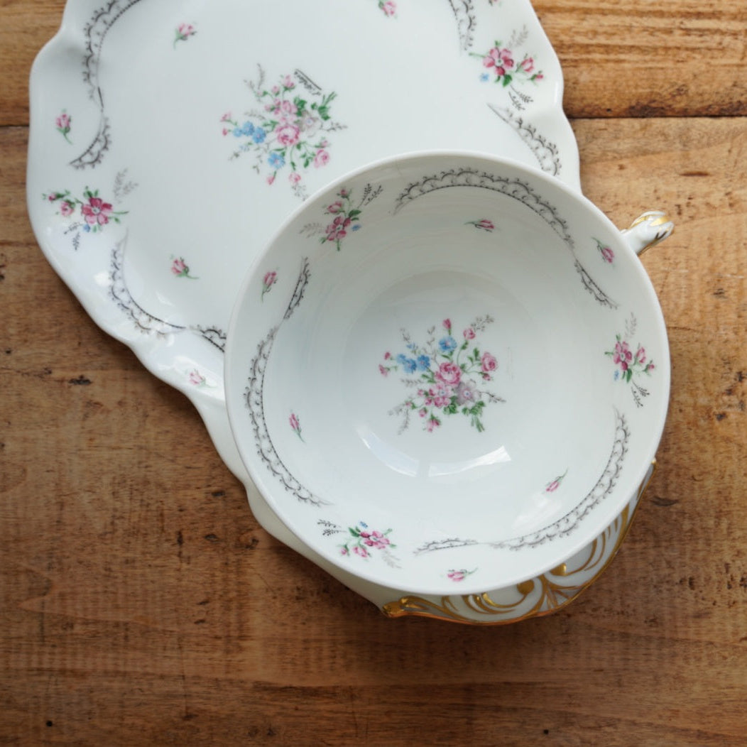 Grande tasse "Sergeline" et sa grande sous-tasse à gâteau en porcelaine fleurie de Limoges Ancienne manufacture Royale de Limoges