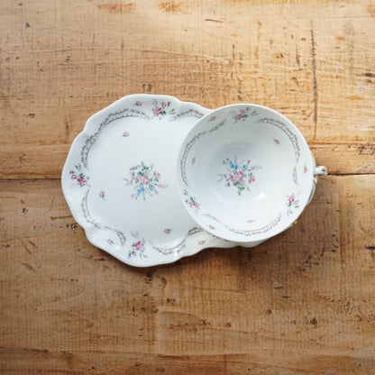 Grande tasse "Sergeline" et sa grande sous-tasse à gâteau en porcelaine fleurie de Limoges Ancienne manufacture Royale de Limoges