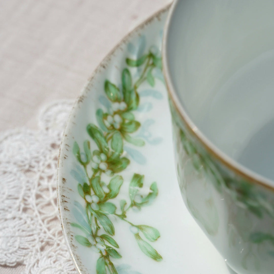 Grande tasse "Lilette" en porcelaine de Limoges dorée et aux motifs naturels