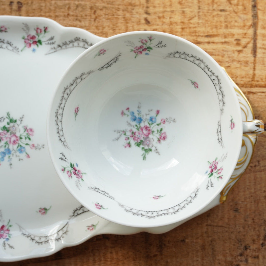 Grande tasse "Sergeline" et sa grande sous-tasse à gâteau en porcelaine fleurie de Limoges Ancienne manufacture Royale de Limoges