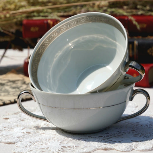 Tête à tête de tasses "Aurette" à deux anses en porcelaine de Limoges et en platine poli