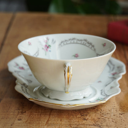Grande tasse "Sergeline" et sa grande sous-tasse à gâteau en porcelaine fleurie de Limoges Ancienne manufacture Royale de Limoges