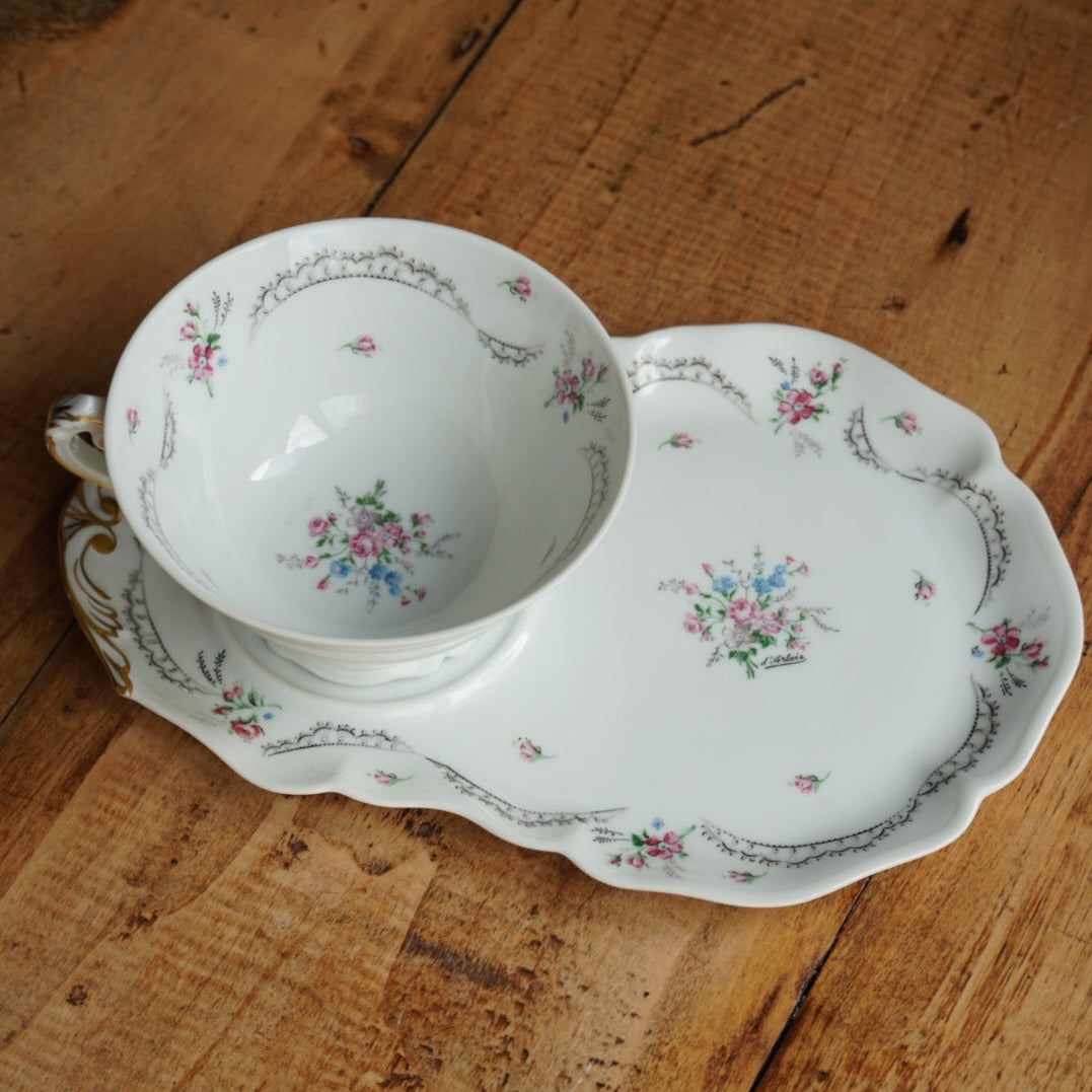 Grande tasse "Sergeline" et sa grande sous-tasse à gâteau en porcelaine fleurie de Limoges Ancienne manufacture Royale de Limoges