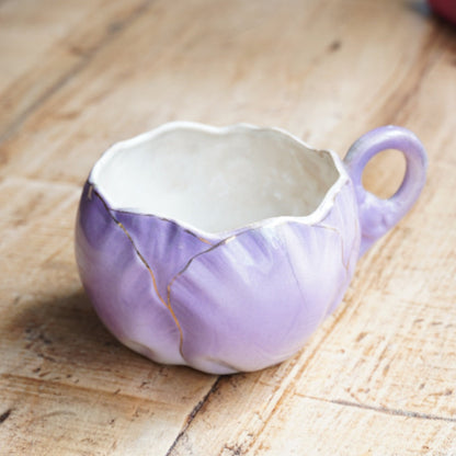 Grande tasse "Thilde" en barbotine de Lunéville en forme de tulipe violette et dorée K et G