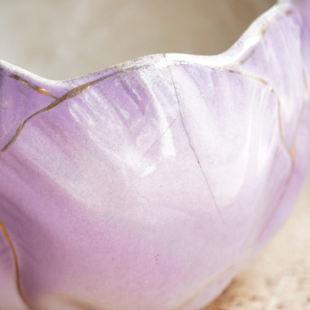 Grande tasse "Thilde" en barbotine de Lunéville en forme de tulipe violette et dorée K et G