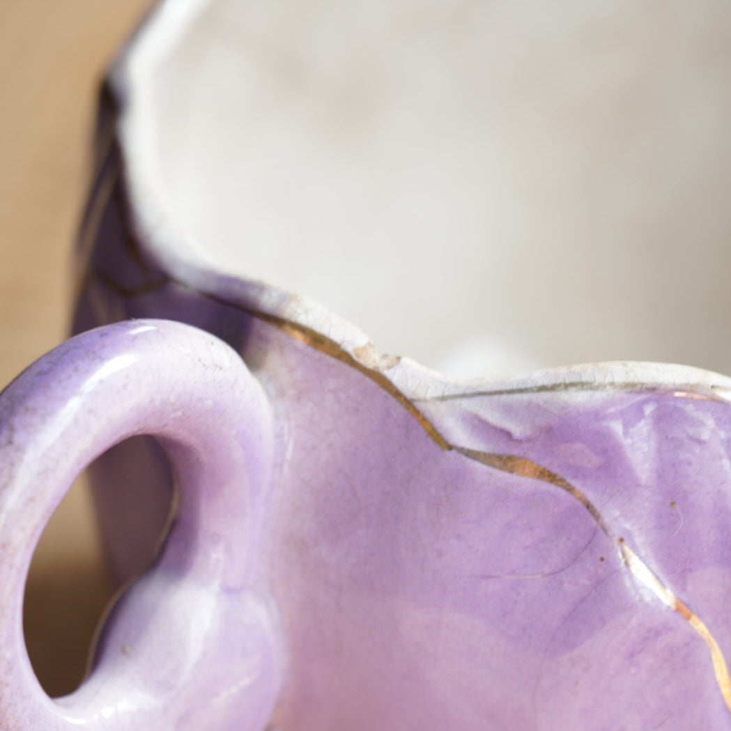 Grande tasse "Thilde" en barbotine de Lunéville en forme de tulipe violette et dorée K et G