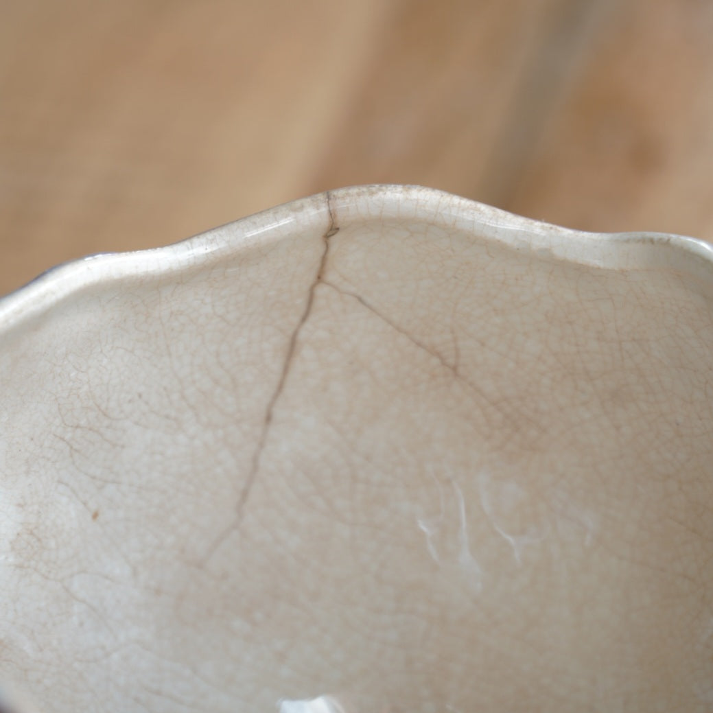 Grande tasse "Thilde" en barbotine de Lunéville en forme de tulipe violette et dorée K et G