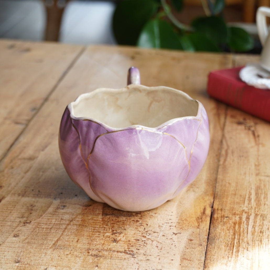 Grande tasse "Thilde" en barbotine de Lunéville en forme de tulipe violette et dorée K et G