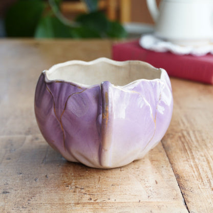Grande tasse "Thilde" en barbotine de Lunéville en forme de tulipe violette et dorée K et G