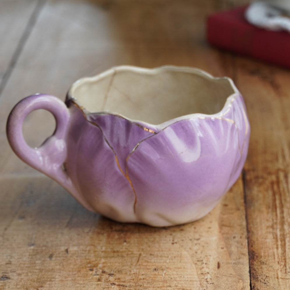 Grande tasse "Thilde" en barbotine de Lunéville en forme de tulipe violette et dorée K et G
