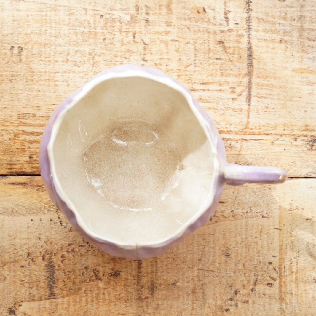 Grande tasse "Thilde" en barbotine de Lunéville en forme de tulipe violette et dorée K et G