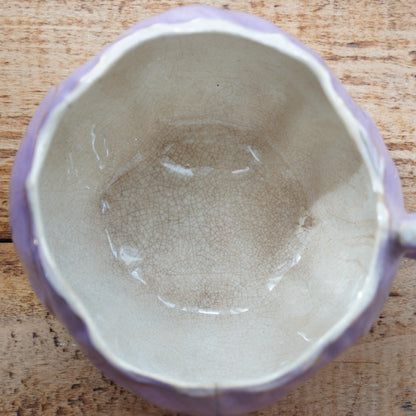 Grande tasse "Thilde" en barbotine de Lunéville en forme de tulipe violette et dorée K et G