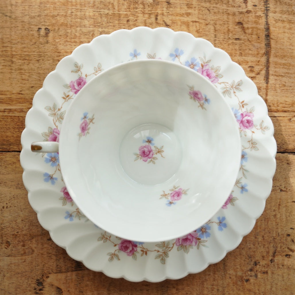 Grande tasse "Fédora" en porcelaine de Limoges torsadée et fleurie SAP
