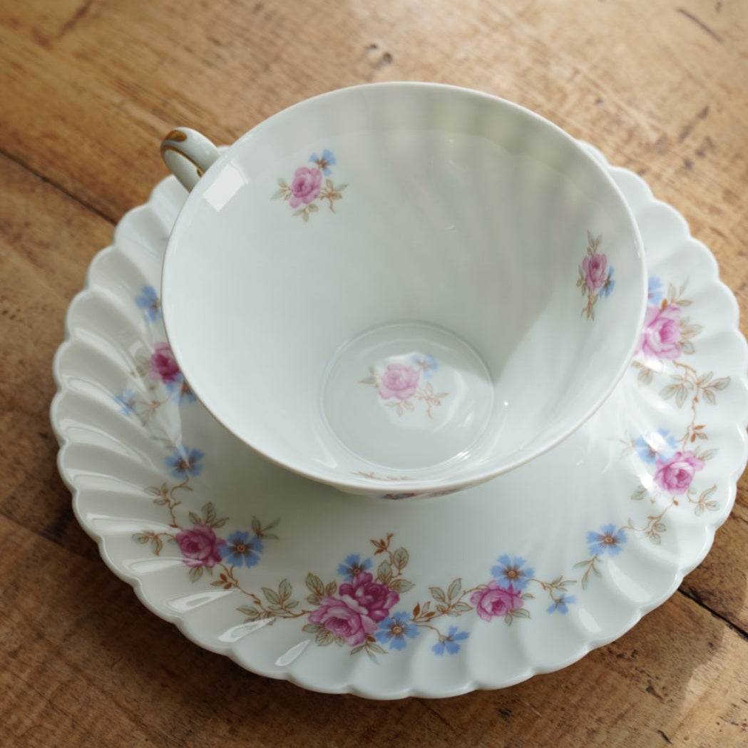 Grande tasse "Fédora" en porcelaine de Limoges torsadée et fleurie SAP