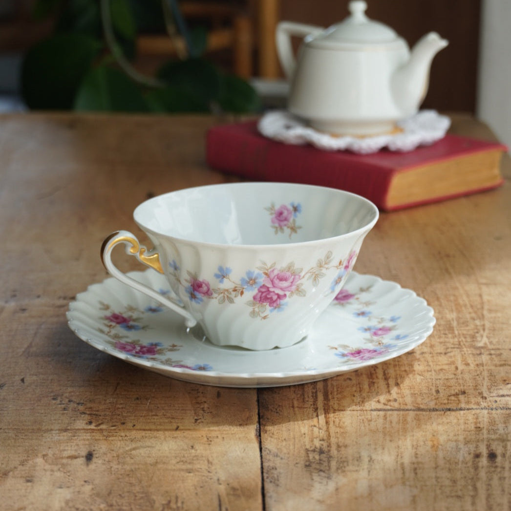 Grande tasse "Fédora" en porcelaine de Limoges torsadée et fleurie SAP