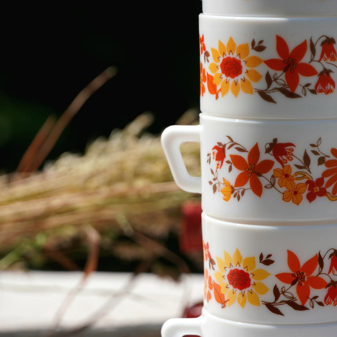 Tasses "Micheline" en verre opalin Arcopal fleuries rétro des années 70 (lot de 6)