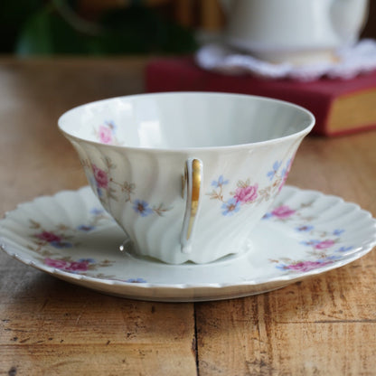 Grande tasse "Fédora" en porcelaine de Limoges torsadée et fleurie SAP