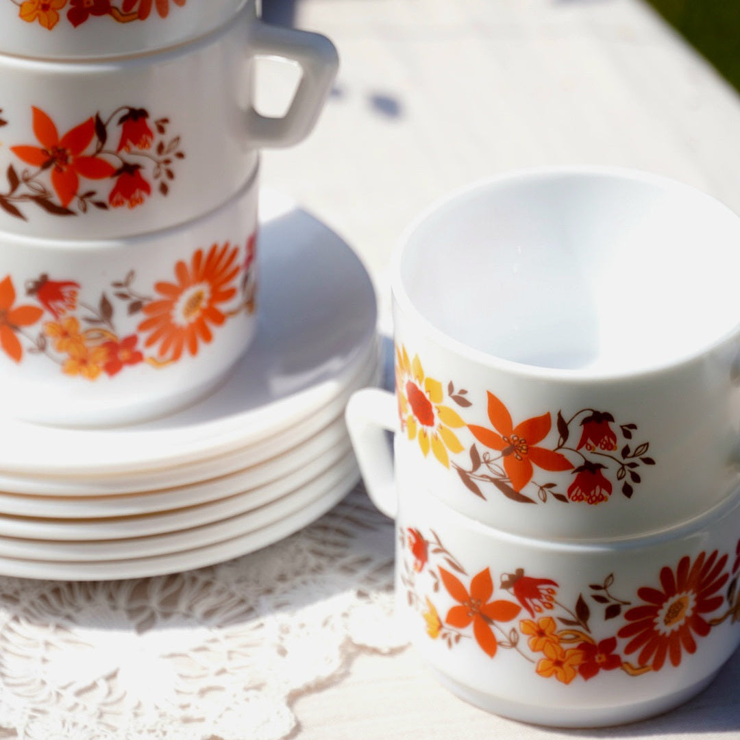 Tasses "Micheline" en verre opalin Arcopal fleuries rétro des années 70 (lot de 6)