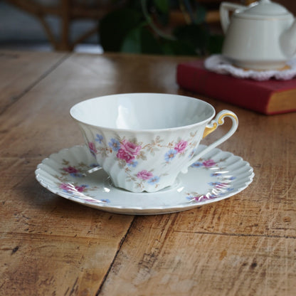 Grande tasse "Fédora" en porcelaine de Limoges torsadée et fleurie SAP