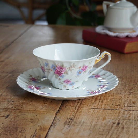 Grande tasse "Fédora" en porcelaine de Limoges torsadée et fleurie SAP