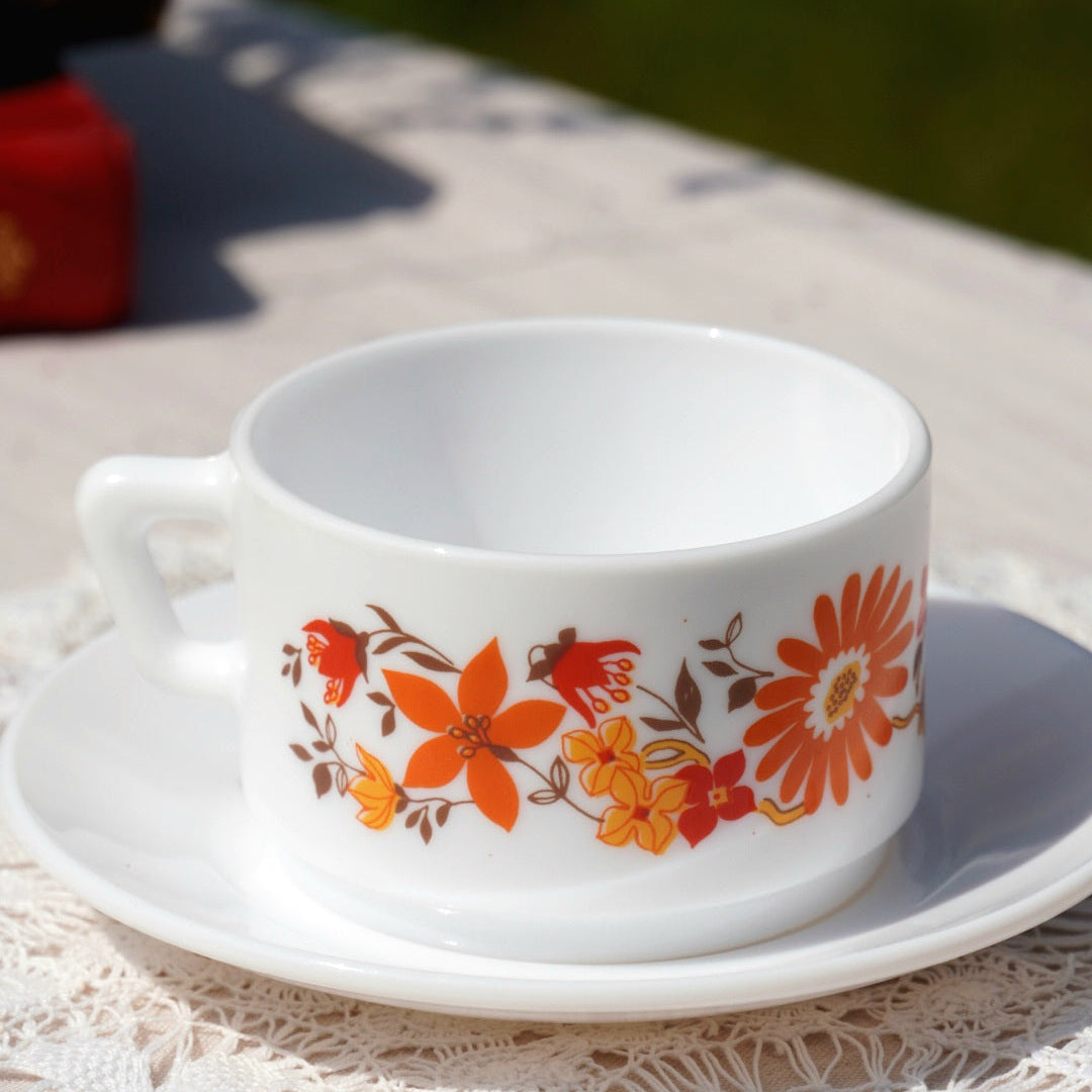 Tasses "Micheline" en verre opalin Arcopal fleuries rétro des années 70 (lot de 6)