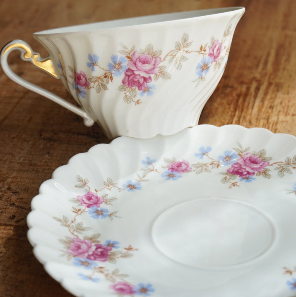 Grande tasse "Fédora" en porcelaine de Limoges torsadée et fleurie SAP