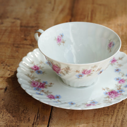Grande tasse "Fédora" en porcelaine de Limoges torsadée et fleurie SAP