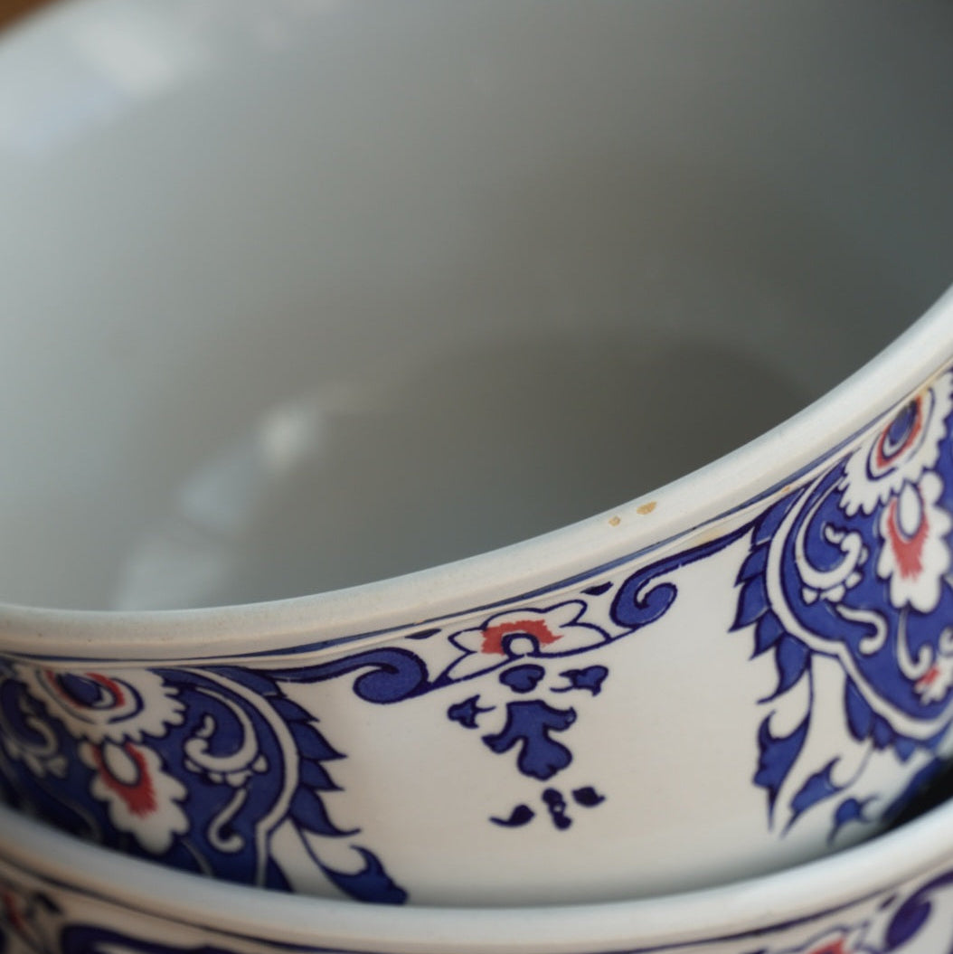 Tête-à-tête de tasses "Edilcie" en faïence de Salins-les-Bains aux motifs floraux bleus et rouges Salins modèle Rouen (lot de 2)