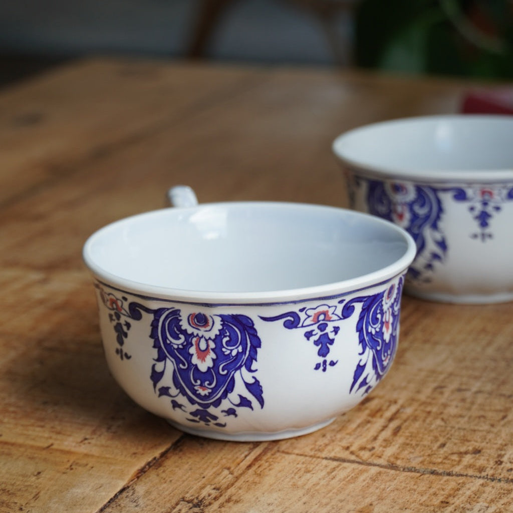 Tête-à-tête de tasses "Edilcie" en faïence de Salins-les-Bains aux motifs floraux bleus et rouges Salins modèle Rouen (lot de 2)