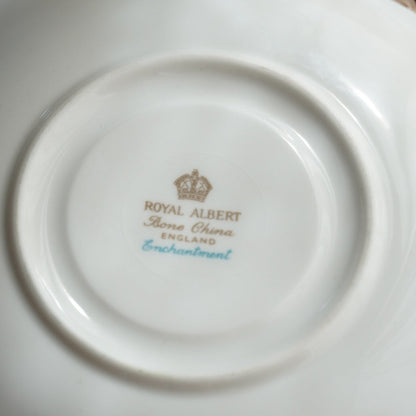 Petite tasse en porcelaine "Mary" en porcelaine anglaise fleurie et dorée Royal Albert modèle Enchantment