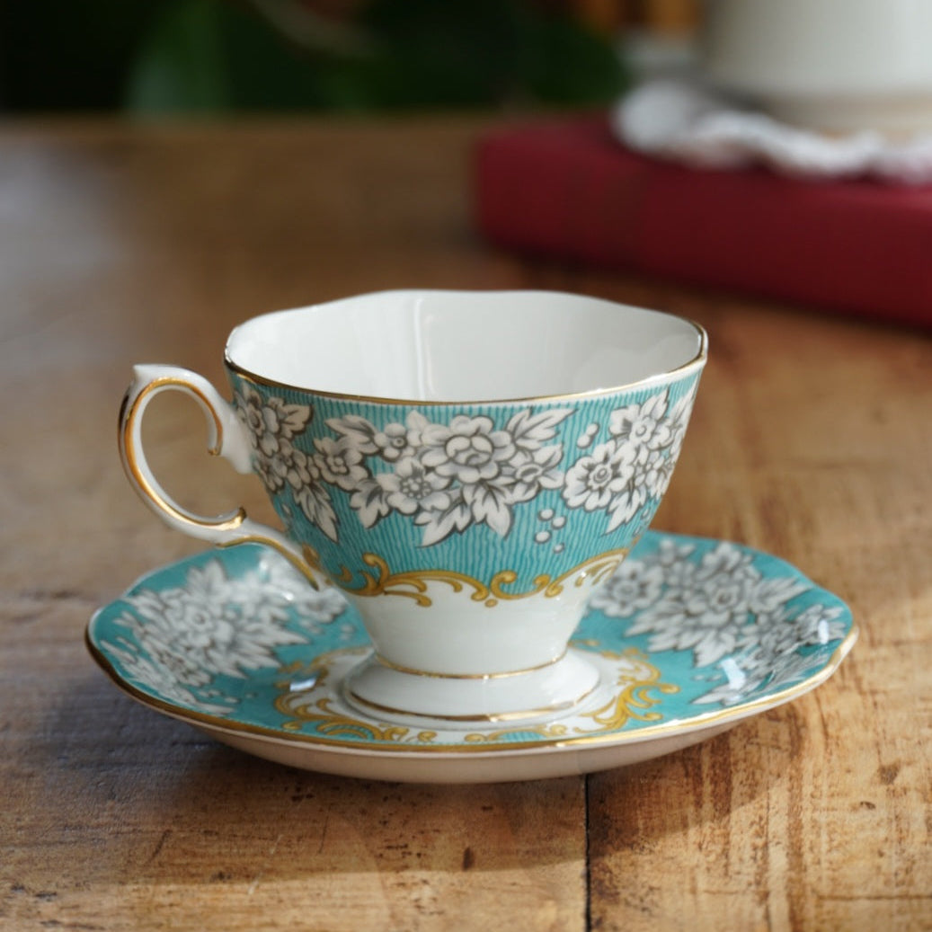 Petite tasse en porcelaine "Mary" en porcelaine anglaise fleurie et dorée Royal Albert modèle Enchantment