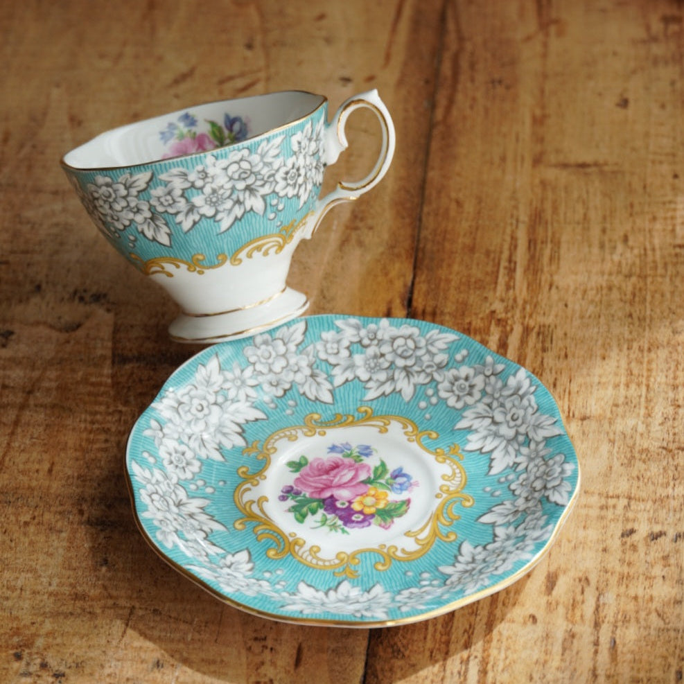 Petite tasse en porcelaine "Mary" en porcelaine anglaise fleurie et dorée Royal Albert modèle Enchantment
